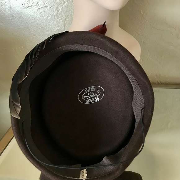 STUNNING 1940s BROWN FELT TOQUE WITH FEATHER BIRD TRIM main image 8